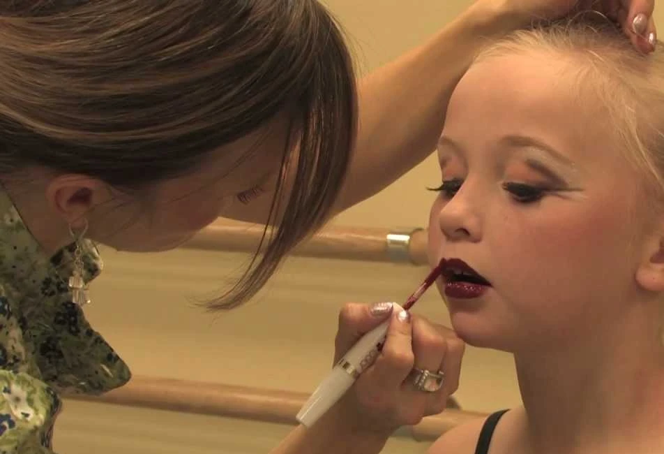 Wie schminkt man ein Kind richtig für eine Theateraufführung?